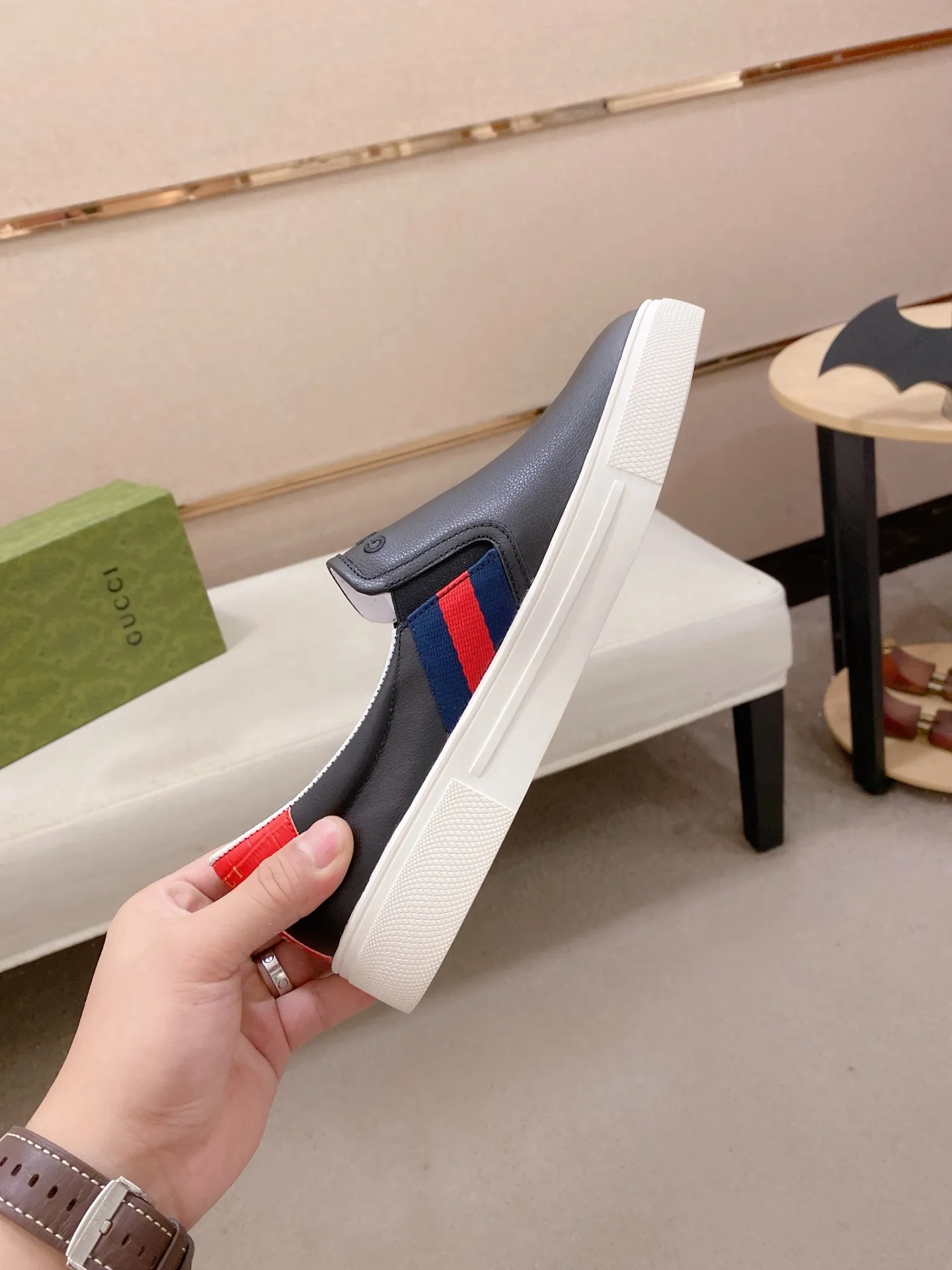 Men's shoes 💰 462💰The new GUCCI (Gucci) counters are launched simultaneously. The new men's shoes, 😘fabrics are selected from imported cowhide, and the lining is sheepskin lining. 👍🏿 High-end ☄️ air-cushion molded anti-slip rubber outsole, exquisite lines, simple and elegant, comfortable and high-end for leisure travel. Code number: 38 to 44 (45 can be customized and cannot be returned or exchanged)
